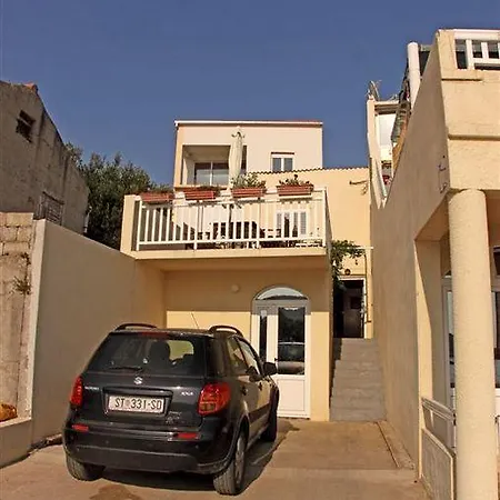 Holiday Buratovic Πανσιόν