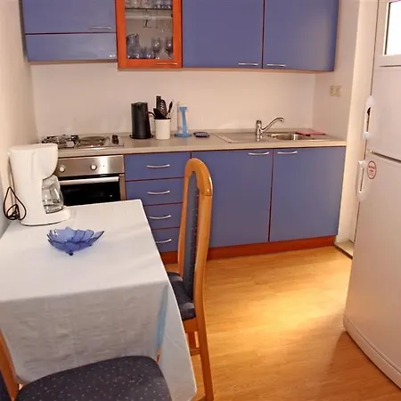 Πανσιόν Holiday Buratovic 3*